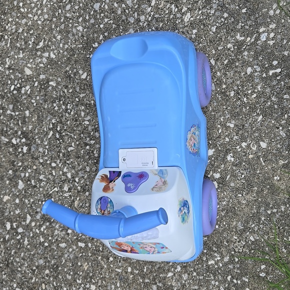 Disney Frozen 2 Lights N Sounds Ride Toy Car - Picture 4 of 10